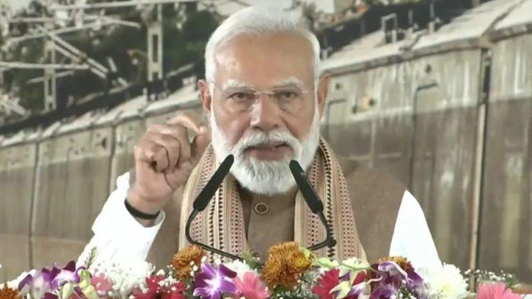 प्रधानमंत्री मोदी ने मेरठ में नमो भारत रैपिड रेल और मेट्रो का किया उद्घाटन, कहा- यह नारी शक्ति का प्रतीक और विकसित भारत की झांकी है