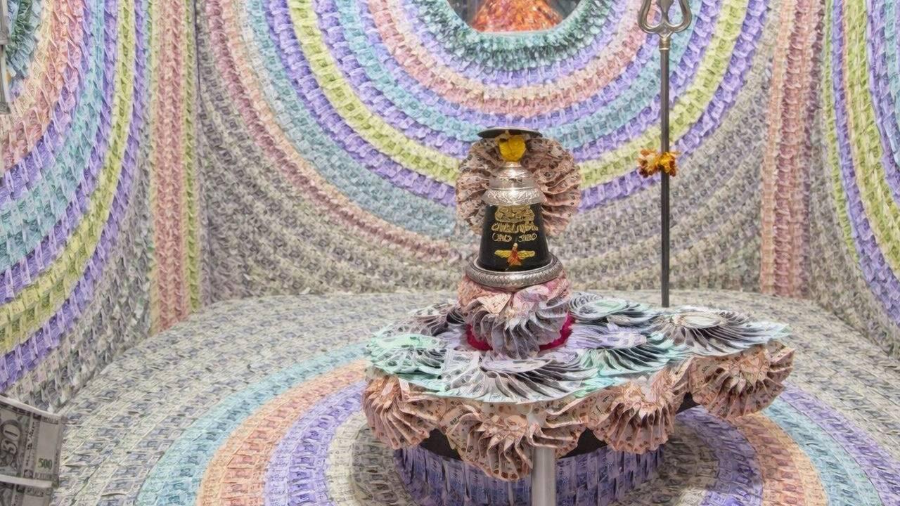 उज्जैन में 1.31 करोड़ के नोटों से सजे भोलेनाथ, बड़नगर के बुद्धेश्वर महादेव मंदिर की अद्भुत झांकी