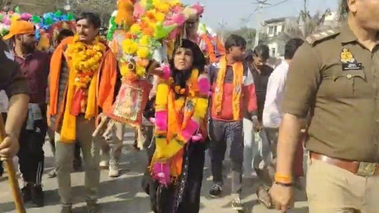 महाशिवरात्रि से पहले बुर्के में कांवड़ लेकर संभल पहुंची मुस्लिम महिला, लोगों ने किया स्वागत, किए गए सुरक्षा के कड़े इंतजाम