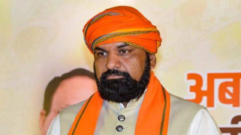 बिहार विधानसभा में डिप्टी सीएम सम्राट चौधरी के खैनी खाने का वीडियो वायरल! RJD ने ‘निंजा तकनीक’ बताकर साधा निशाना