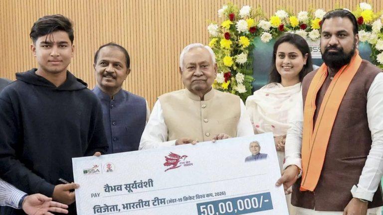 बिहार सरकार ने वैभव सूर्यवंशी को किया सम्मानित, इनाम के रूप में दिया 50 लाख रुपये का चेक, पढ़ें पूरी खबर