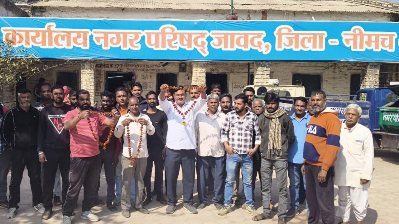 जावद में ‘गांधीगिरी’: वेतन न मिलने पर हाथ में ‘माला’ लेकर सफाईकर्मियों ने संभाला मोर्चा