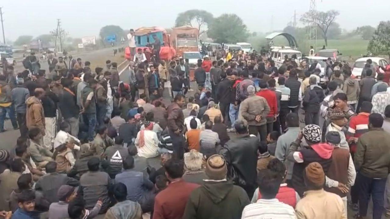 ओलावृष्टि से फसलें बर्बाद, किसानों का फूटा गुस्सा, हाईवे जाम कर मांगा “बिना सर्वे मुआवजा”