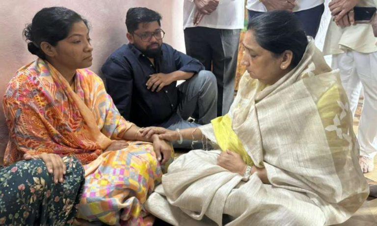 विमान हादसे में जान गंवाने वाले PSO विदीप जाधव के घर पहुंचीं डिप्टी CM सुनेत्रा पवार, परिवार को बंधाया ढांढस