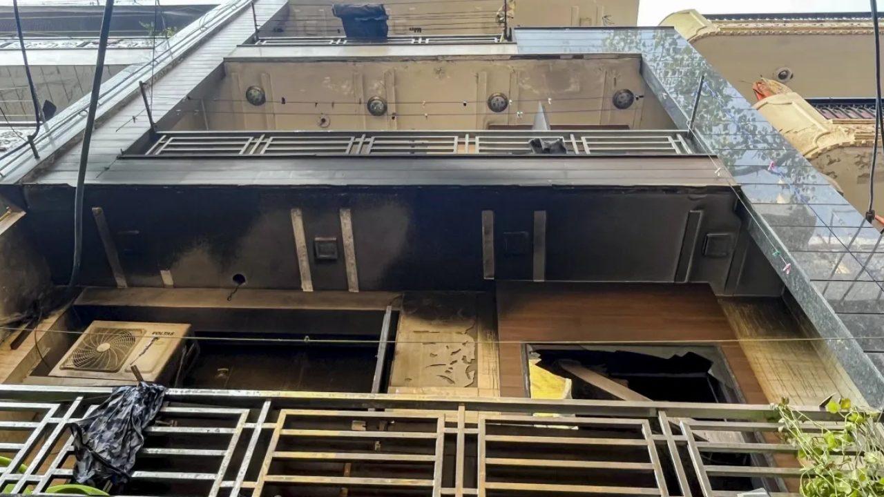 दिल्ली में घर की आग बुझाने के दौरान फटा LPG सिलेंडर, पुलिस-दमकलकर्मियों समेत 13 लोग घायल, अस्पताल में भर्ती