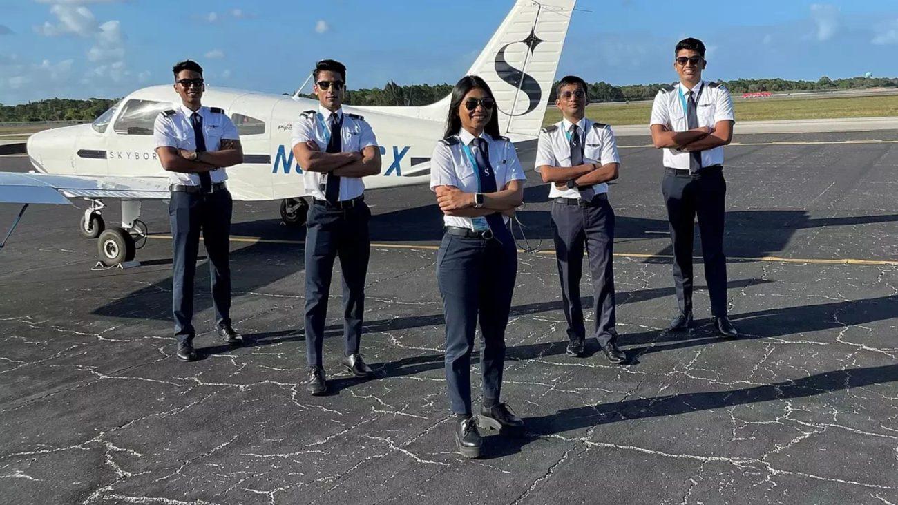12वीं के बाद कमर्शियल पायलट कैसे बनें? जानें शैक्षणिक योग्यता, ट्रेनिंग की प्रक्रिया और कितना आएगा खर्च