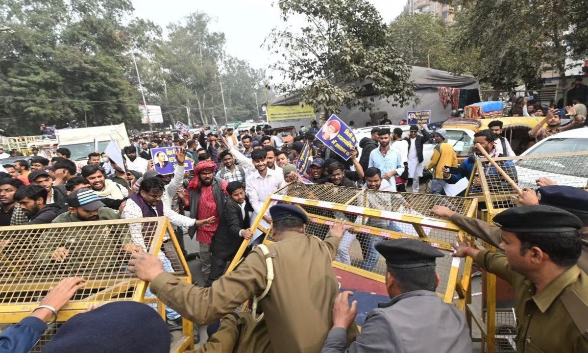 UGC के नए नियमों पर पटना में बवाल, छात्रों ने तोड़ी पुलिस बैरिकेडिंग, गांधी मैदान के पास झड़प