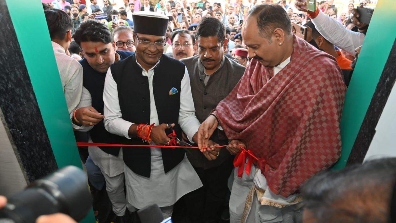 मंत्री विश्वास सारंग और पंडित प्रदीप मिश्रा ने कुबेरेश्वर धाम सीहोर में 20 बेड के अस्पताल का किया लोकार्पण, आधुनिक सुविधाओं से लैस है अस्पताल