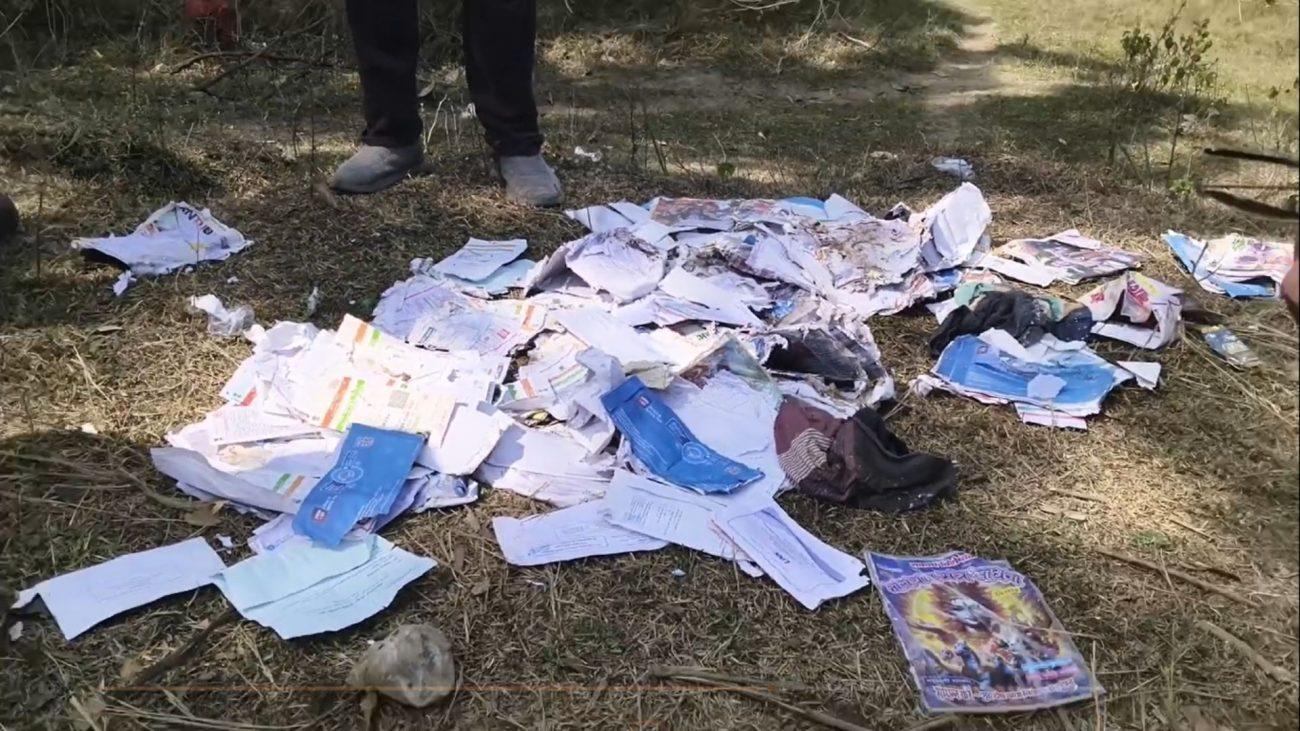 उमरिया जिला मुख्यालय भरतिया तालाब किनारे आधार कार्ड और बैंक दस्तावेजों का ढेर मिलने से हड़कंप, पुलिस जांच शुरू
