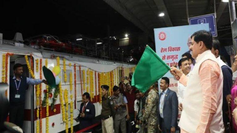 मुख्यमंत्री डॉ. मोहन यादव ने भोपाल से सीधी-सिंगरौली के लिए नई ट्रेन को दिखाई हरी झंडी, जानिए क्या है इसका रूट और सप्ताह का शेड्यूल