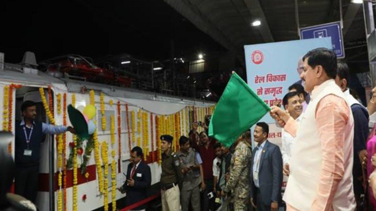 मुख्यमंत्री डॉ. मोहन यादव ने भोपाल से सीधी-सिंगरौली के लिए नई ट्रेन को दिखाई हरी झंडी, जानिए क्या है इसका रूट और सप्ताह का शेड्यूल