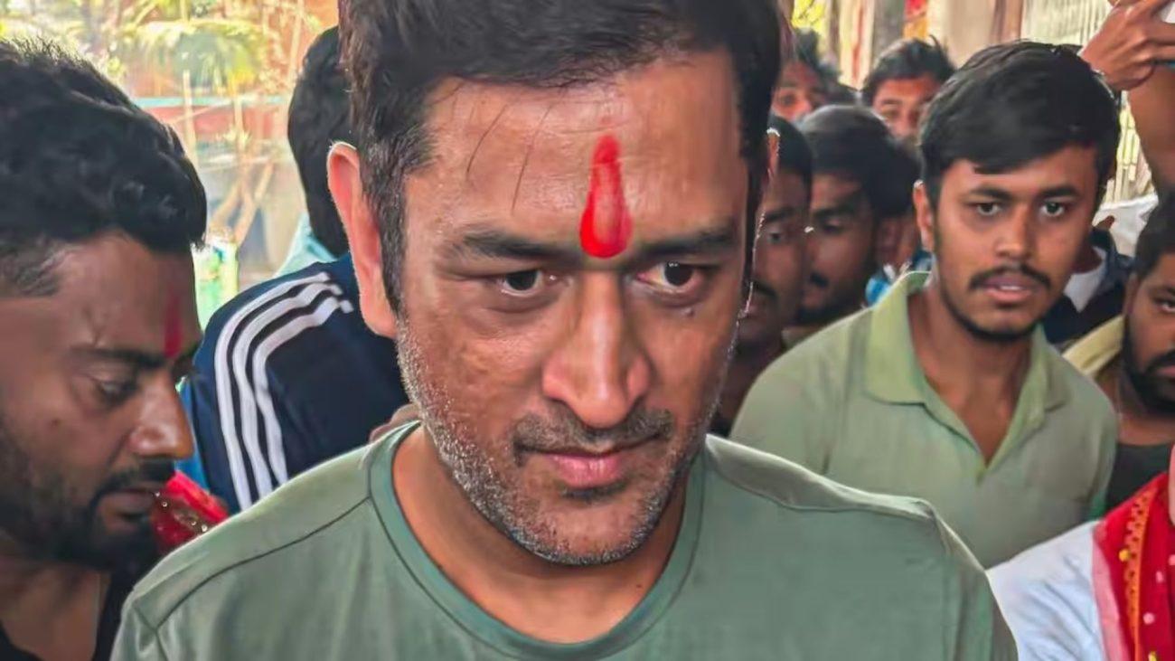 झारखंड के 700 साल पुराने देवड़ी मंदिर पहुंचे महेंद्र सिंह धोनी, IPL 2026 से पहले मां से मांगा आशीर्वाद, वीडियो हुआ वायरल