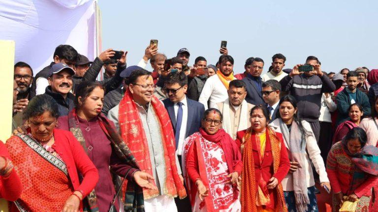 मुख्यमंत्री धामी टनकपुर शारदा घाट पर माघ खिचड़ी भोज में हुए शामिल, महिलाओं संग ‘खड़ी होली’ भी गाई