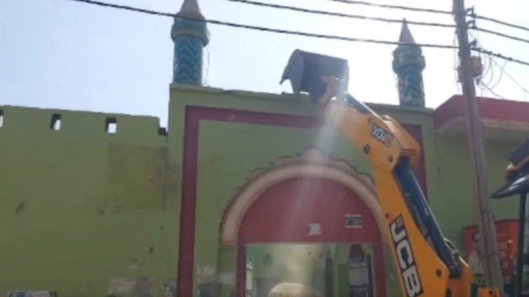 संभल में सरकारी जमीन पर बने अवैध मदरसे पर चला प्रशासन का बुलडोजर, भारी पुलिस बल की मौजूदगी में हुई कार्रवाई