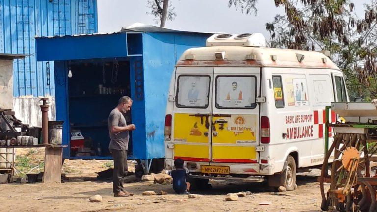 एम्बुलेंस खुद बीमार मांग रही ‘जीवनदान’, 15 दिनों से भंगार की तरह मैकेनिक के पास खड़ी
