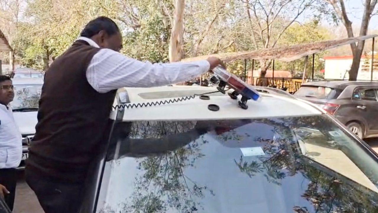 छतरपुर में वीआईपी कल्चर का मामला: जिला कोषालय अधिकारी की गाड़ी से लाल-नीली बत्ती जब्त, परिवहन विभाग ने की चालानी कार्रवाई