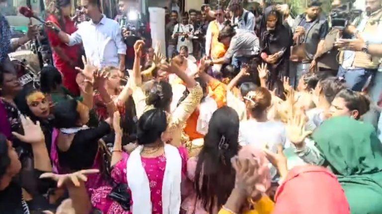 किन्नरों का भोपाल कलेक्ट्रेट पर प्रदर्शन, सुरैया हाजी किन्नर पर गद्दी पर कब्ज़ा करने, धर्म परिवर्तन कराने, गौमांस खिलाने के गंभीर आरोप लगाये