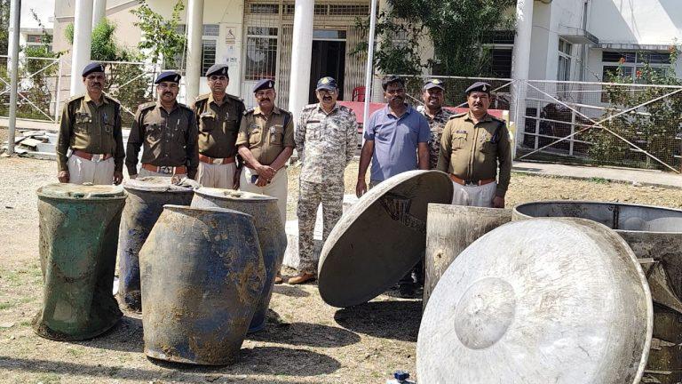 होली से पहले पुलिस का एक्शन, खेत में छिपाकर रखी अवैध कच्ची शराब जब्त, आरोपी फरार