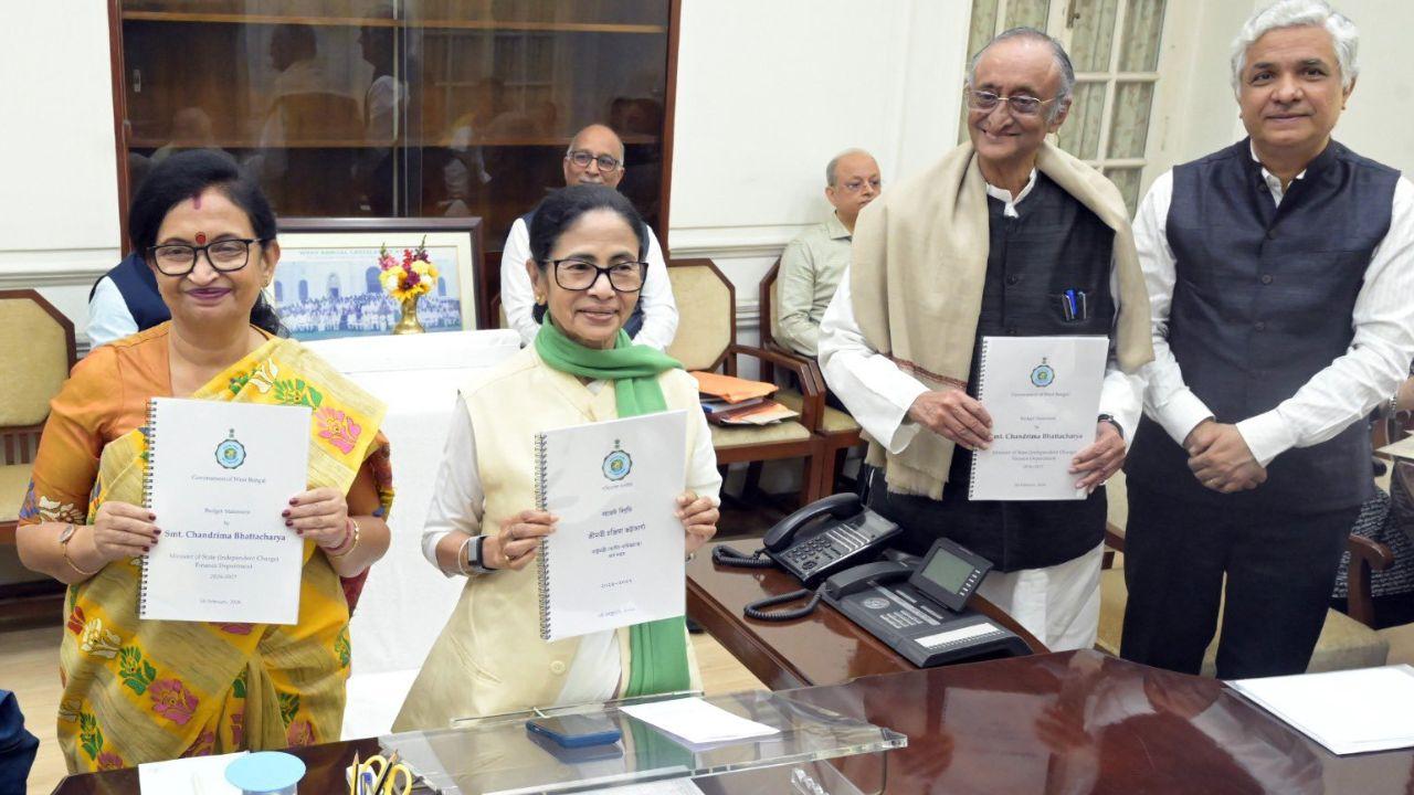बंगाल बजट 2026: कर्मचारियों के DA में 4% इजाफा, लक्ष्मी भंडार योजना की राशि बढ़ी, युवाओं को भी मिली सौगात
