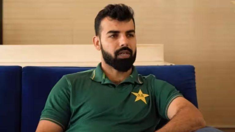 पूर्व पाकिस्तानी खिलाड़ियों का मजाक उड़ाने पर शादाब खान को PCB ने लगाई फटकार, दी ये सख्त चेतावनी!