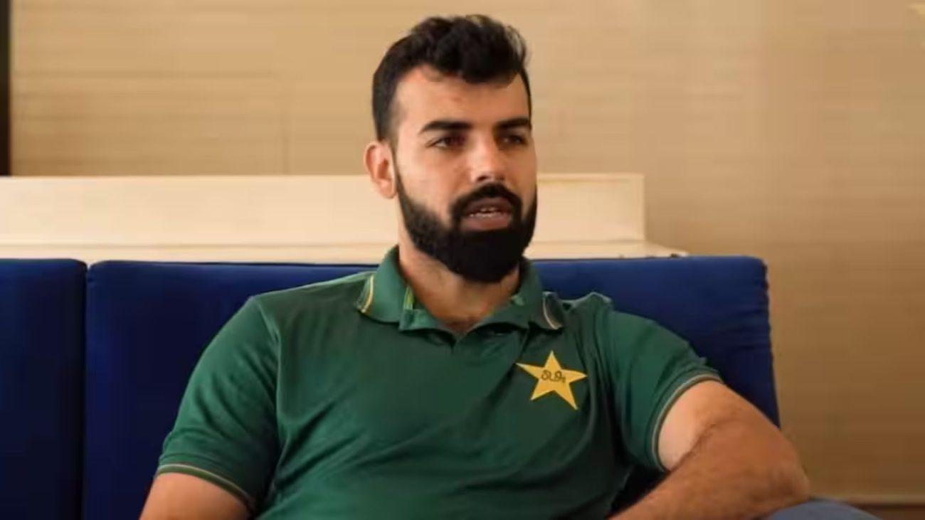 पूर्व पाकिस्तानी खिलाड़ियों का मजाक उड़ाने पर शादाब खान को PCB ने लगाई फटकार, दी ये सख्त चेतावनी!