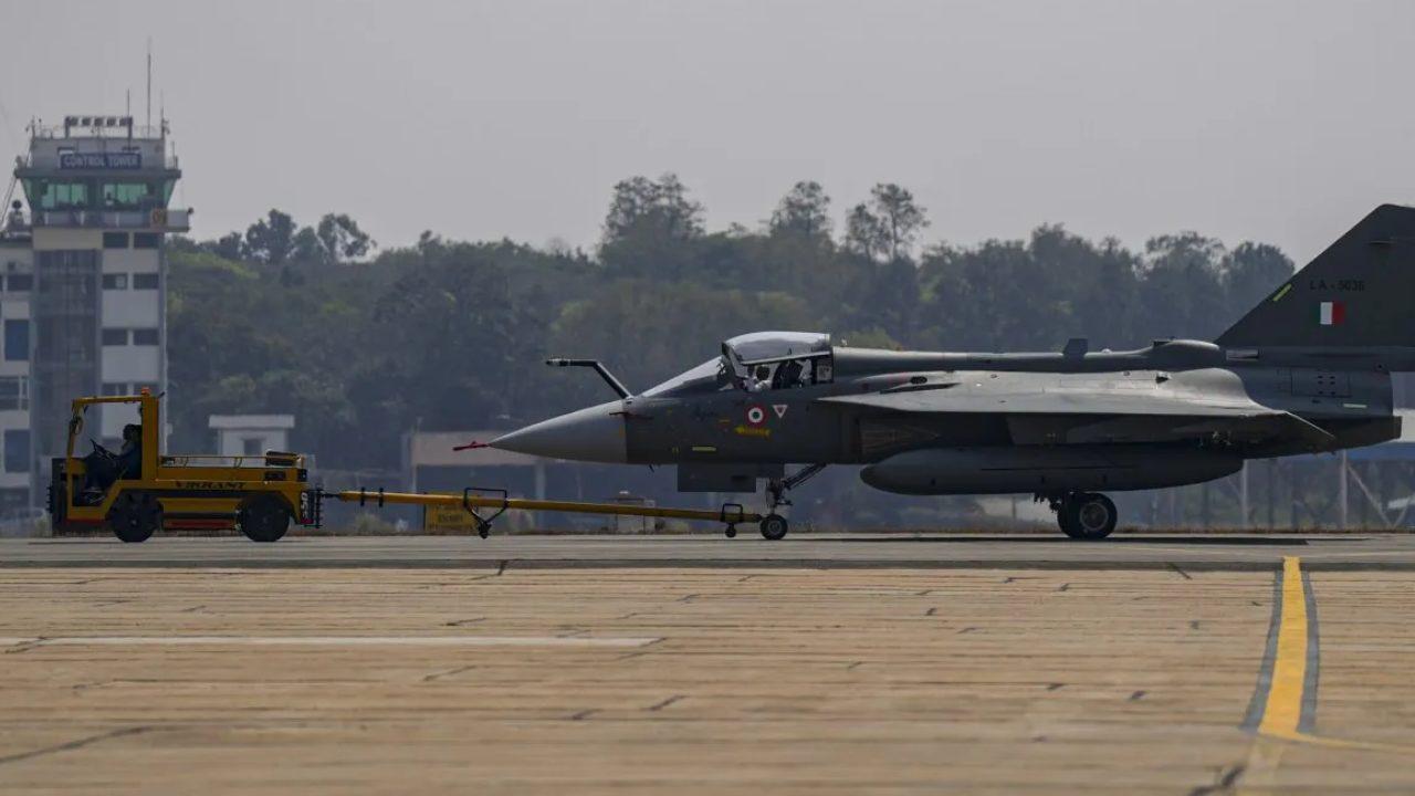 तेजस फाइटर जेट के क्रैश की खबरों पर HAL की आई प्र​तिक्रिया, रोकी गई थी 30 विमानों की उड़ान, जानें पूरा मामला