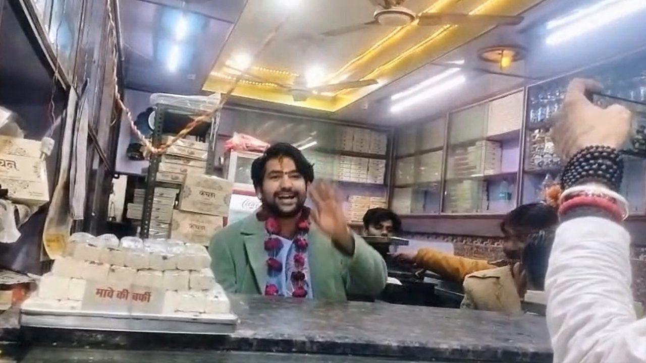 बागेश्वर धाम ने बेची ‘मिठाई’, छतरपुर में ‘लड्डू बर्फी पेड़े ले लो’ की आवाज़ लगाते दिखे पंडित धीरेंद्र कृष्ण शास्त्री, वीडियो वायरल