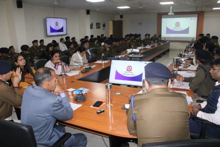 भोपाल के नये पुलिस कमिश्नर की नसीहत-थाने आने वालों से करें सभ्य व्यवहार, अधिकारी खुद उतरे सड़क पर