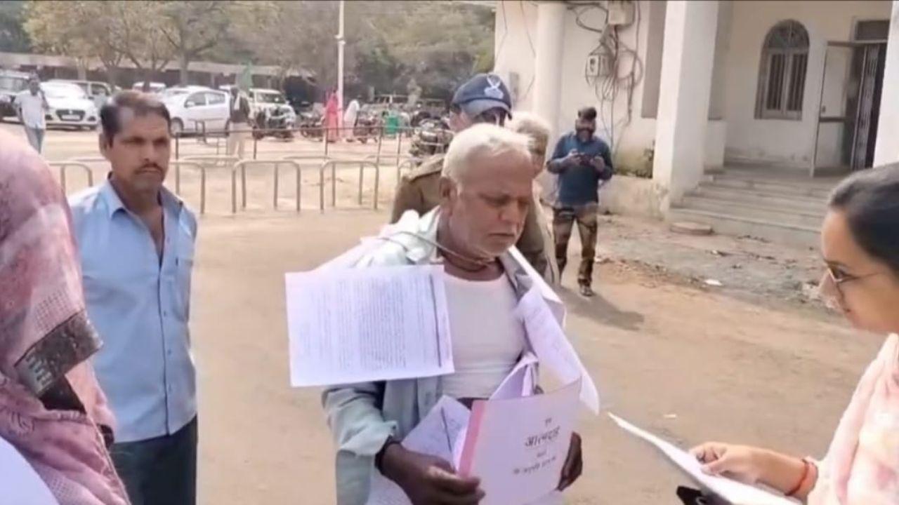 गले में आवेदनों की माला पहने जनसुनवाई में पहुंचा किसान, मांगी आत्मदाह की अनुमति