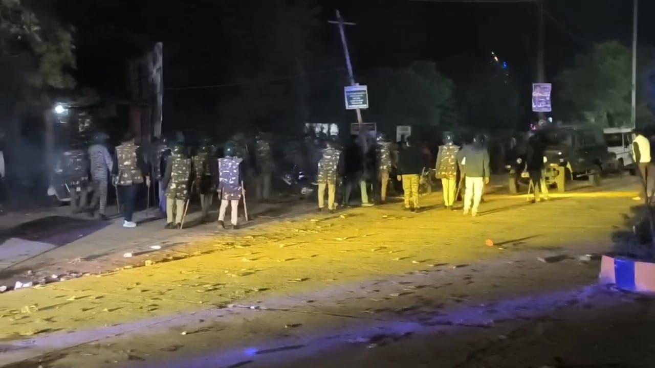 केन-बेतवा प्रोजेक्ट पर छतरपुर में बवाल, SDM ऑफिस पर पथराव के बाद पुलिस ने चलाई वाटर कैनन