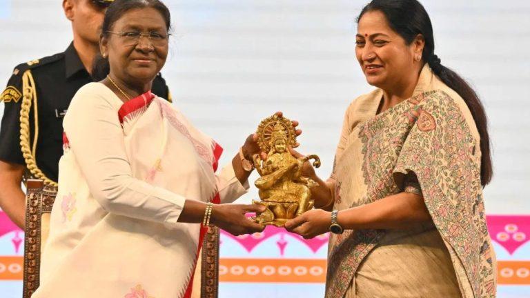 होली से पहले महिलाओं को बड़ी सौगात, पिंक स्मार्ट कार्ड से लेकर फ्री LPG सिलेंडर तक, दिल्ली में राष्ट्रपति द्रौपदी मुर्मू ने 4 योजनाओं का किया शुभारंभ