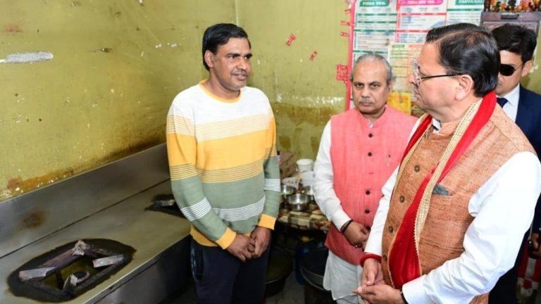 उत्तराखंड के मुख्यमंत्री पुष्कर सिंह धामी ने गढ़ी कैंट में रसोई गैस आपूर्ति का लिया जायजा, संकट में एकजुटता की अपील की