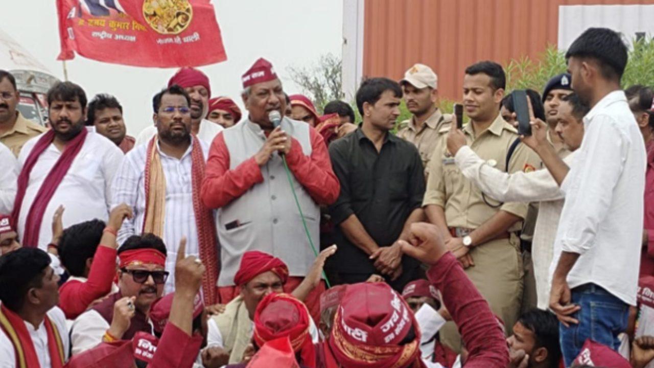 UP के मंत्री संजय निषाद धरने पर बैठे, प्रयागराज के श्रृंगवेरपुर धाम किले के पास से मस्जिद हटाने की मांग, हाईवे पर लगा भीषण जाम
