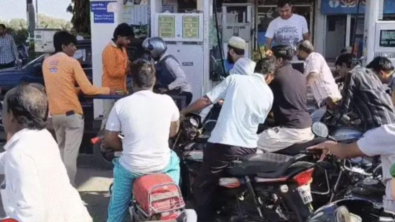 रतलाम-रीवा समेत कई जिलों में पेट्रोल की कमी की अफवाह से हाहाकार, पंपों पर लगी लंबी कतारें, प्रशासन ने कहा- 3 महीने का स्टॉक उपलब्ध