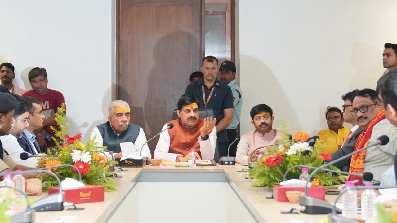एमपी-यूपी सहयोग सम्मेलन: बाबा विश्वनाथ की शरण में पहुंचे सीएम डॉ. मोहन यादव, मंदिर परिसर में की बैठक, तीर्थ प्रबंधन प्रणाली का किया अवलोकन