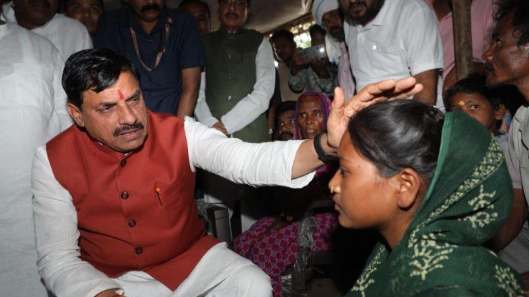 छिंदवाड़ा सड़क दुर्घटना में जान गंवाने वालों के परिजनों को सीएम डॉ मोहन यादव ने दी सांत्वना, अस्पताल जाकर जाना घायलों का हाल