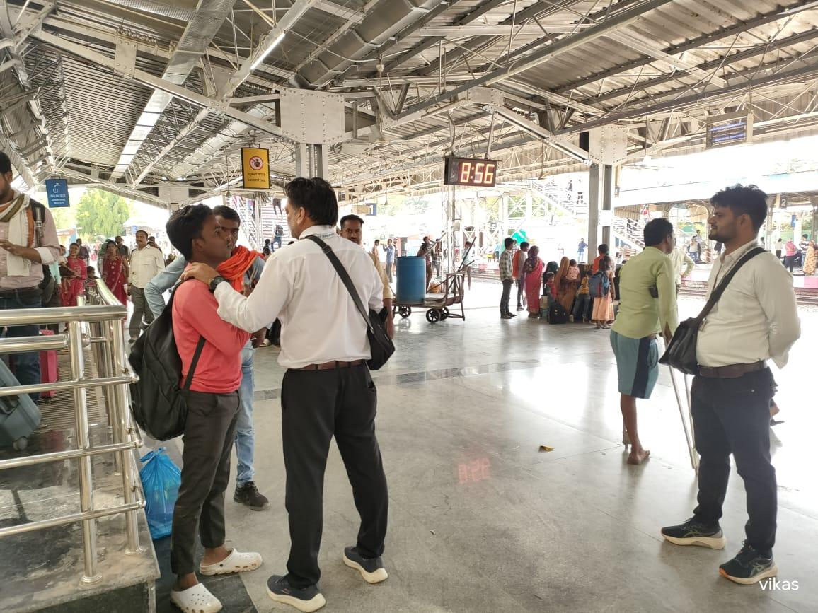 भोपाल रेल मण्डल ने एक माह में बेटिकिट यात्रियों से कमाए 3 करोड़ 10 लाख