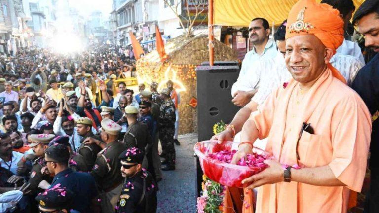 CM योगी आदित्यनाथ ने होली कार्यक्रम के दौरान सांसद रवि किशन की ली चुटकी, कहा- ‘ये तो कहीं भी नाच-गाकर पैसा कमा लेंगे’