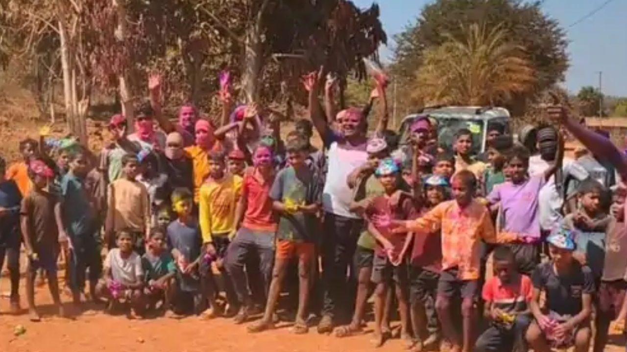 छत्तीसगढ़ के इस गांव में लौटी खुशियां, आजादी के बाद पहली बार खेली गई होली, ग्रामीणों ने एक-दूसरे को रंग लगाकर दी बधाई