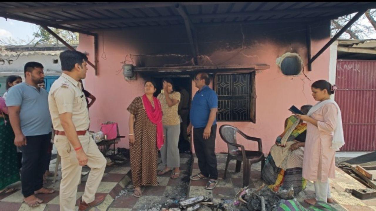 चार्जिंग के दौरान ई-स्कूटी ब्लास्ट, शहडोल में घर जला, शादी का सारा सामान राख