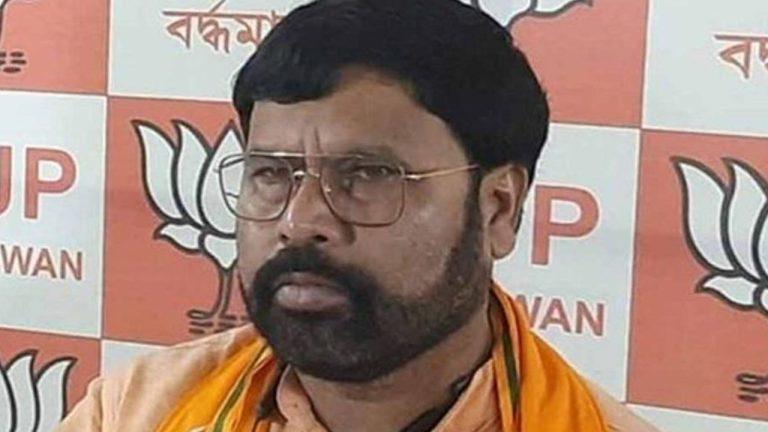 पश्चिम बंगाल में आचार संहिता उल्लंघन का पहला मामला, दुर्गापुर पश्चिम के BJP विधायक लक्ष्मण घोरुई पर सामान बांटने का आरोप