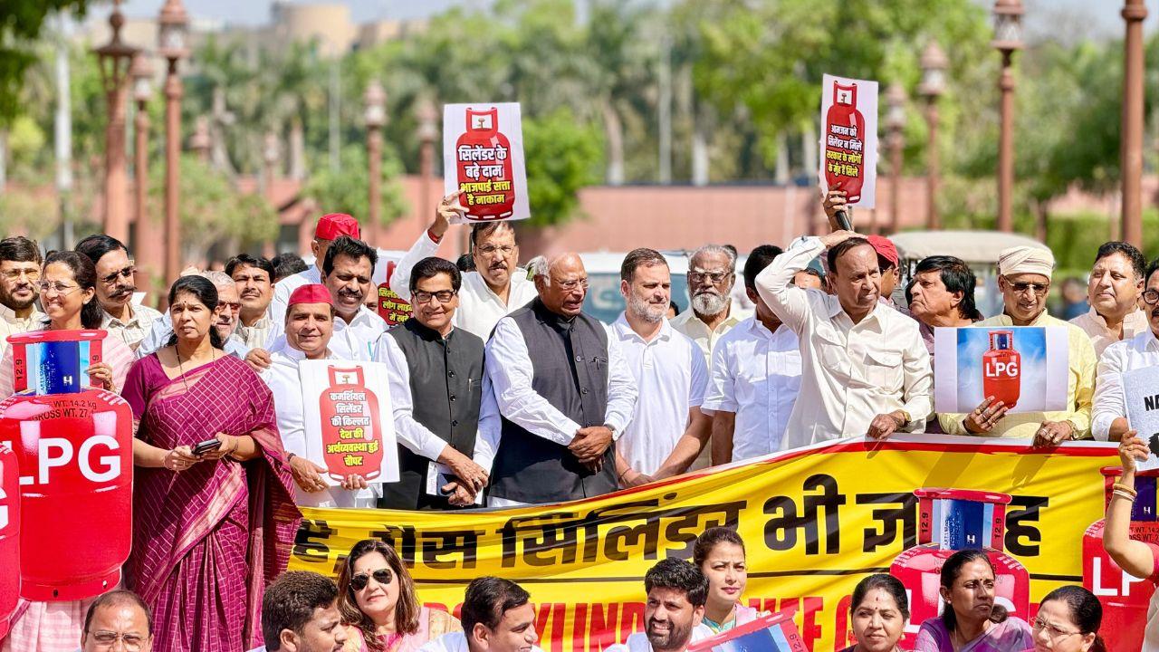 LPG सिलेंडर किल्लत को लेकर विपक्षी सांसदों ने संसद परिसर में किया प्रदर्शन, राहुल गांधी ने PM Modi पर किया हमला