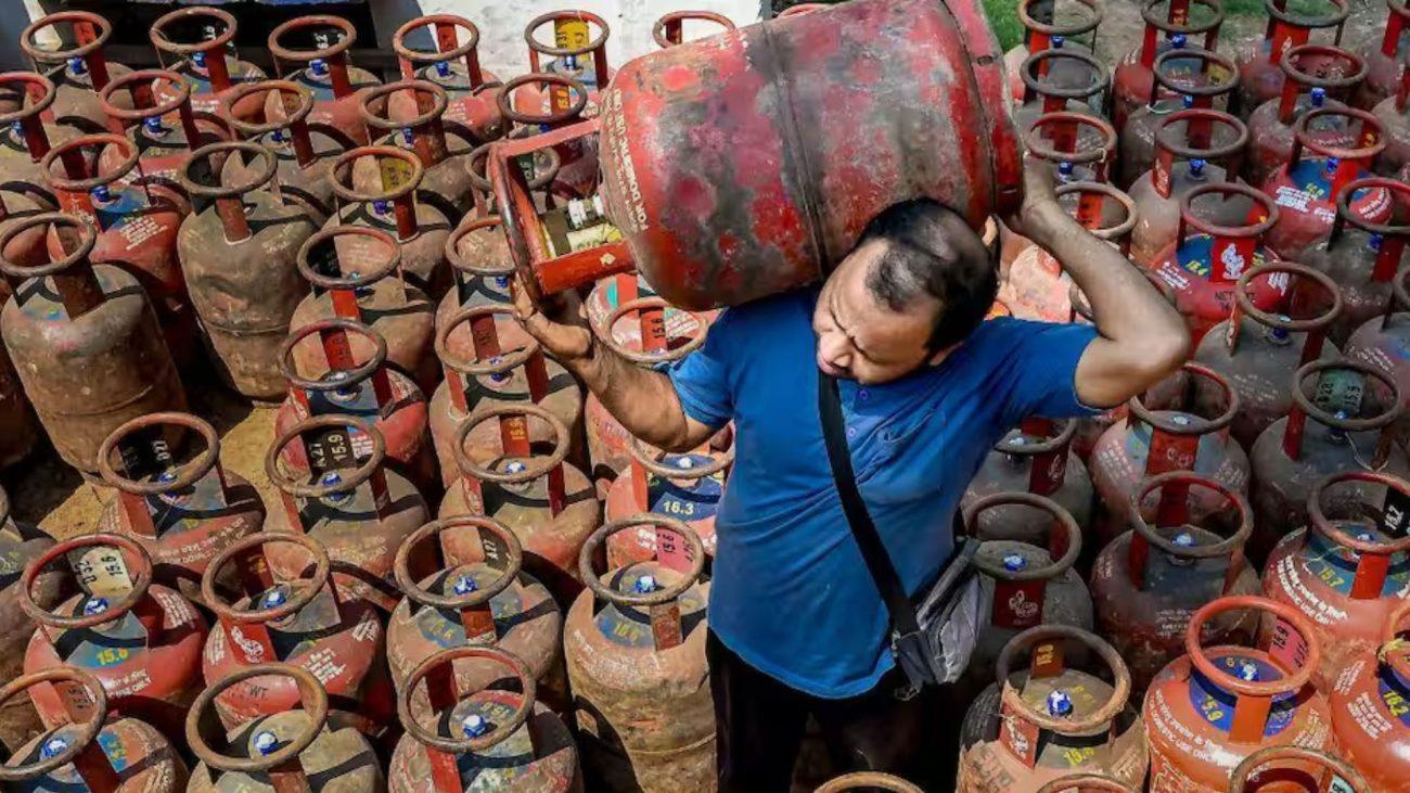 जैसलमेर में भारत गैस एजेंसी के गोदाम पर रसद विभाग की छापेमारी, कमर्शियल सिलेंडर सप्लाई में गड़बड़ी के बाद गोदाम सील