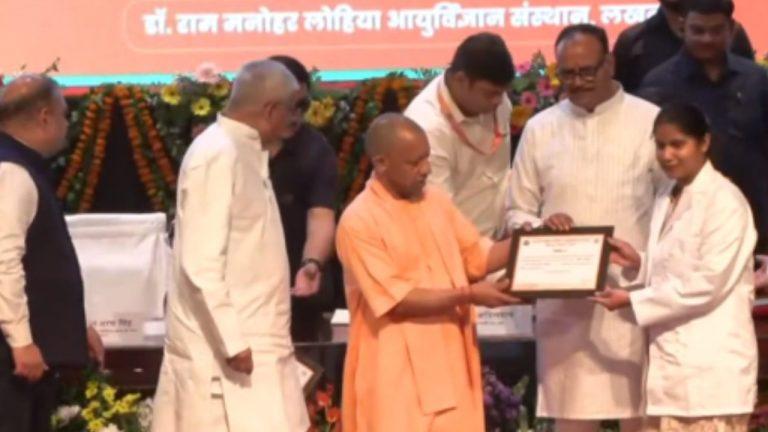 सीएम योगी ने लखनऊ में नर्सिंग अधिकारियों को बांटे नियुक्ति पत्र, बड़ा दावा करते हुए कहा- 9 साल में 9 लाख युवाओं को दी नौकरी