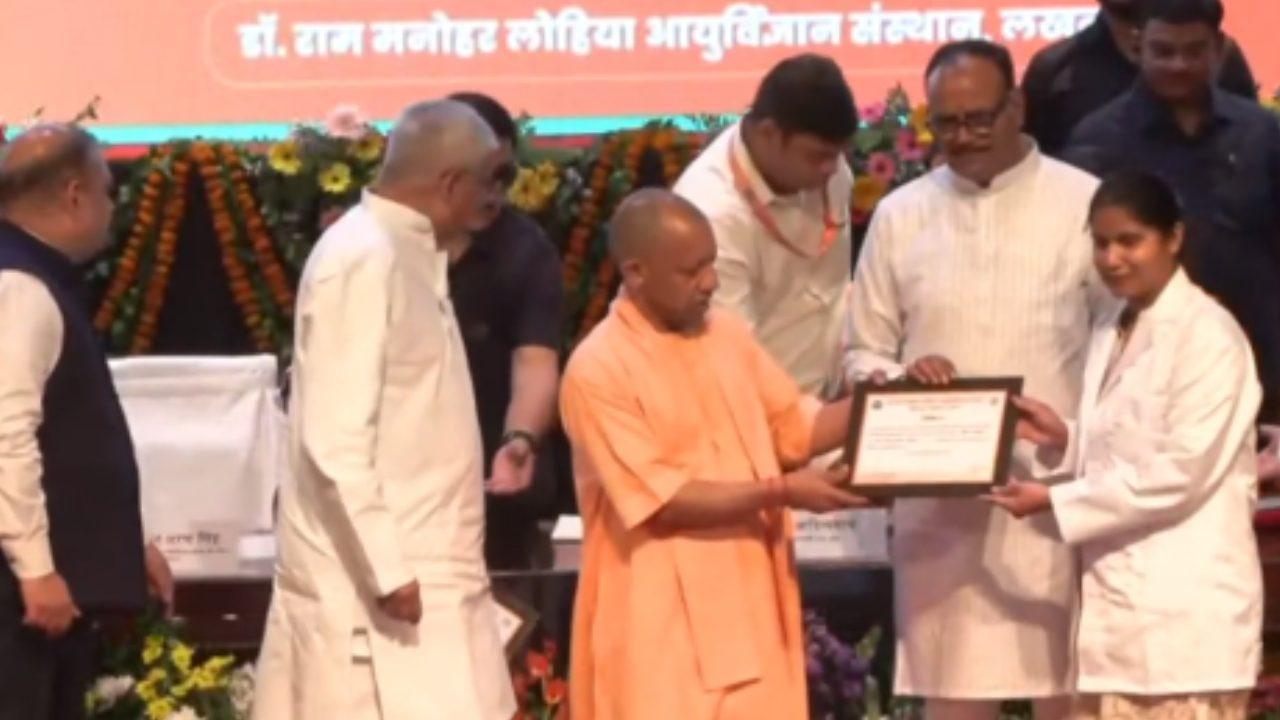 सीएम योगी ने लखनऊ में नर्सिंग अधिकारियों को बांटे नियुक्ति पत्र, बड़ा दावा करते हुए कहा- 9 साल में 9 लाख युवाओं को दी नौकरी