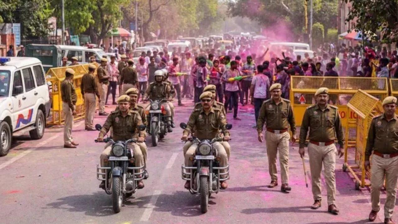 दिल्ली में होली पर सुरक्षा व्यवस्था सख्त, 9 हजार पुलिसकर्मी रहेंगे तैनात, अब हुड़दंगियों और शराब पीकर गाड़ी चलाने वालों की खैर नहीं