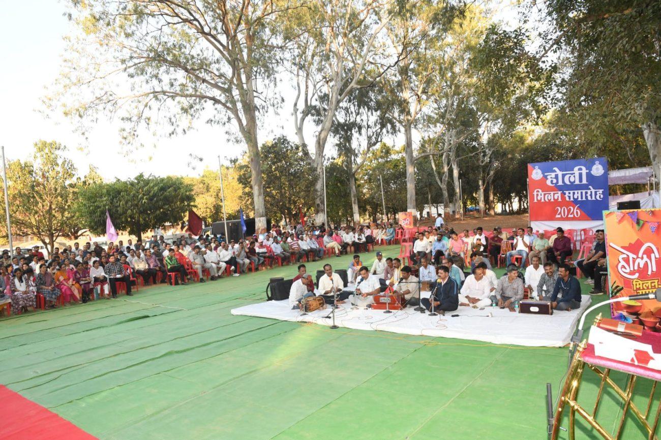 गूंजे फाग गीत, पुलिस बैंड ने दी उम्दा प्रस्तुति, ढोल की थाप पर थिरके पुलिस अधिकारी व कर्मचारी, जमकर उड़े रंग-गुलाल