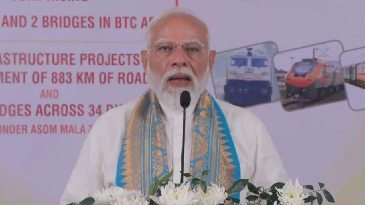 प्रधानमंत्री मोदी का असम दौरा: विकास परियोजनाओं का किया शिलान्यास और लोकापर्ण, कांग्रेस को बताया झूठे वादों की दुकान