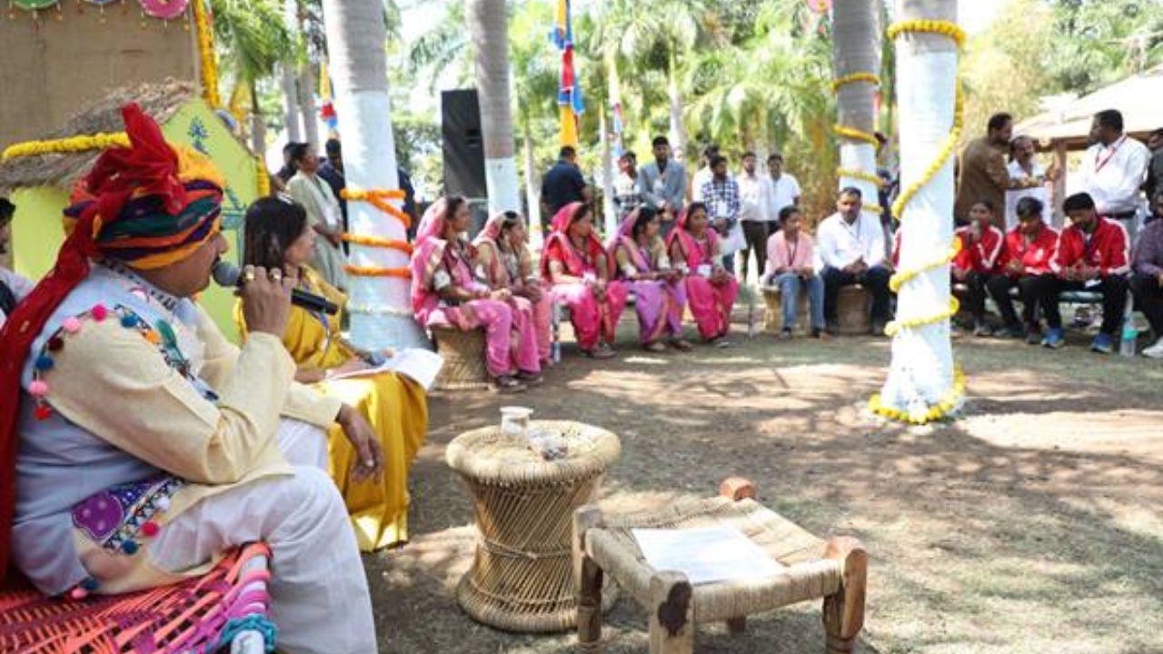 डॉ मोहन यादव ने नागलवाड़ी में प्रबुद्धजनों से किया संवाद, कहा- ग्रामीण प्रतिभाओं के प्रोत्साहन के लिए दी जाएगी हर संभव मदद