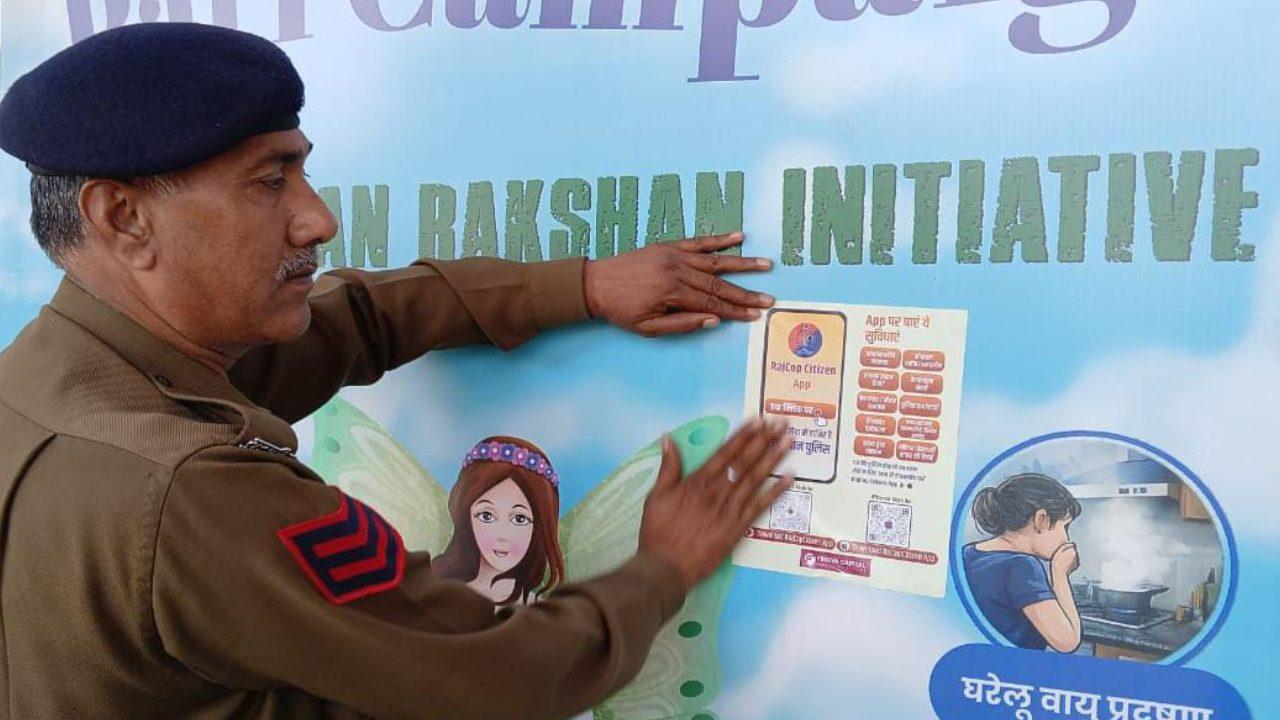 राजस्थान पुलिस की बड़ी पहल, बस-ऑटो और टैक्सी में लगाए जा रहे ‘राजकॉप सिटीजन एप’ के QR कोड, अब एक स्कैन पर महिलाओं को मिलेगी पुलिस सहायता